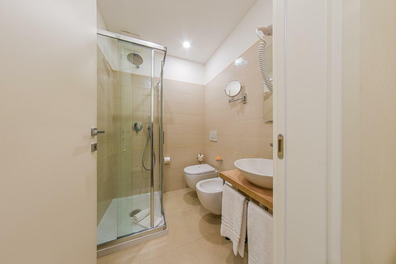 B&B H68 Alassio Bagian luar foto